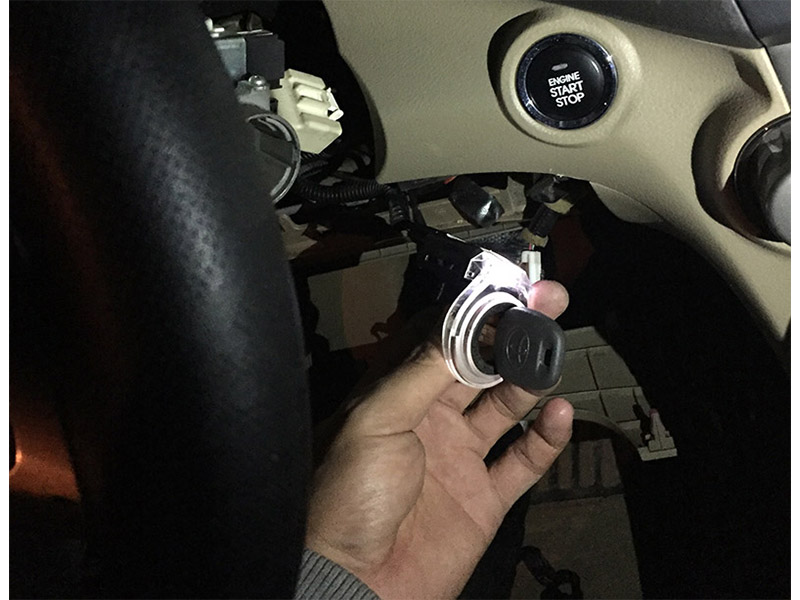 豐田漢蘭達改裝智能一鍵啟動施工操作中